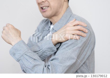 肩が痛いミドル男性　肩痛　四十肩　五十肩　ボディパーツ　パーツカット 130179012