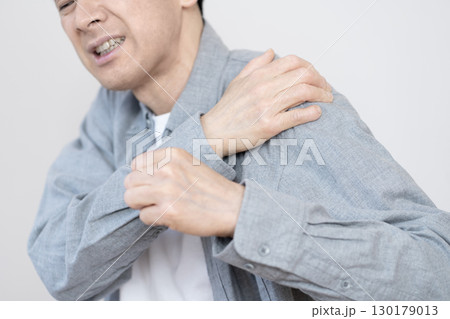 肩が痛いミドル男性　肩痛　四十肩　五十肩　ボディパーツ　パーツカット 130179013