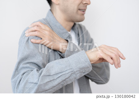 肩が痛いミドル男性 肩痛 四十肩 五十肩 ボディパーツ パーツカット 肩が痛いミドル男性 肩痛 四十肩 五十肩 ボディパーツ パーツカット 130180042