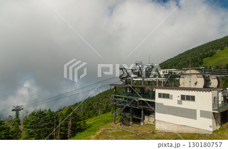 北八ヶ岳ロープウェイ山頂駅と雲に包まれる絶景 130180757
