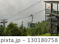 雲間を進む北八ヶ岳ロープウェイゴンドラと山頂駅 130180758