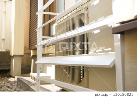 排気を妨げないエアコンの室外機カバー 排気を妨げないエアコンの室外機カバー 130180823