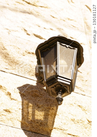 壁についているおしゃれな照明器具 130181127