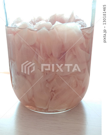 瓶に詰めた手作りのガリ 瓶に詰めた手作りのガリ 130181465