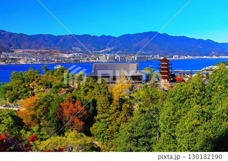 【広島県】紅葉した秋の宮島（厳島神社） 130182190