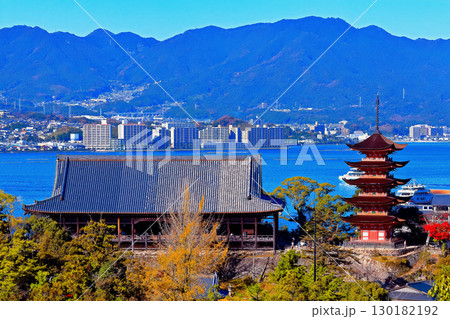 【広島県】紅葉した秋の宮島(厳島神社) 【広島県】紅葉した秋の宮島(厳島神社) 130182192