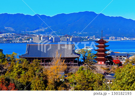 【広島県】紅葉した秋の宮島（厳島神社） 130182193