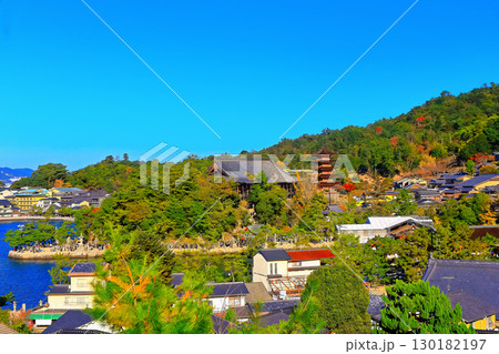 【広島県】紅葉した秋の宮島（厳島神社） 130182197