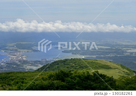 佐渡島ドンデン高原からの両津湾と佐渡市両津地区に加茂湖を見下ろす 佐渡島ドンデン高原からの両津湾と佐渡市両津地区に加茂湖を見下ろす 130182261