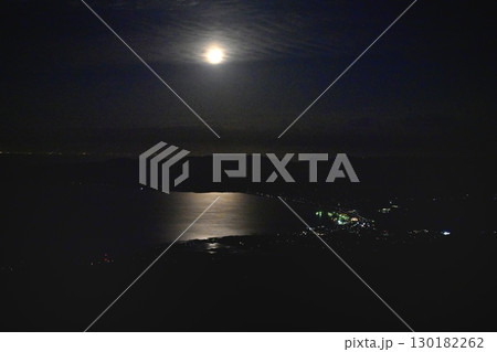 佐渡島ドンデン高原から夜の両津湾と佐渡市両津地区に加茂湖を見下ろす 佐渡島ドンデン高原から夜の両津湾と佐渡市両津地区に加茂湖を見下ろす 130182262