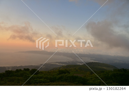 佐渡島ドンデン高原から朝焼けの両津湾と佐渡市両津地区に加茂湖を見下ろす 130182264