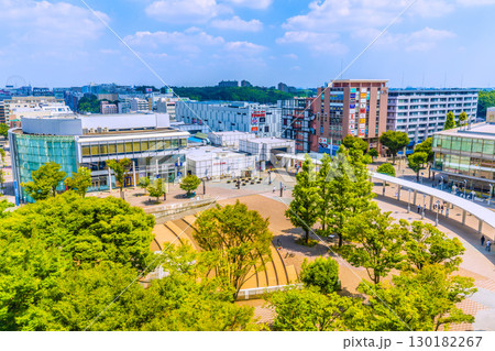 日本の横浜都市景観　地下鉄　センター南駅などを望む。左奥はセンター北駅＝令和7年8月24日 130182267