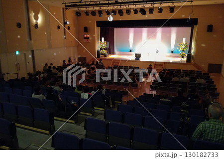 劇場で行われているカラオケ大会 130182733