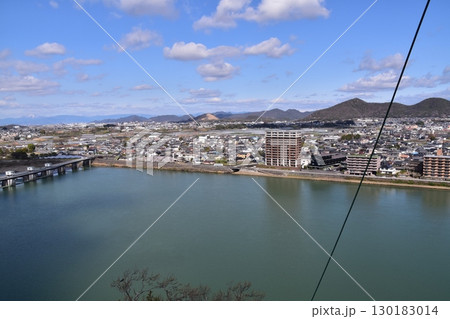 日本の愛知県の犬山市　春の犬山城と満開の桜　国宝の天守閣の最上階から見た展望　周辺の街並みや自然 130183014