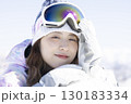 雪を楽しむかわいい女性 130183334