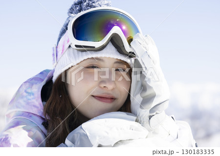 雪を楽しむかわいい女性 雪を楽しむかわいい女性 130183335