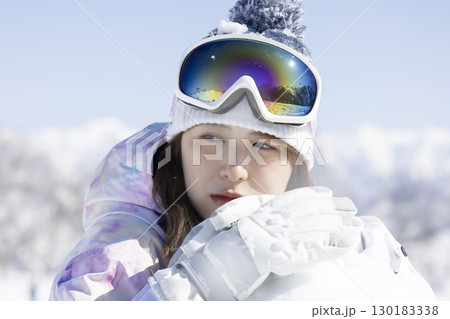 雪を楽しむかわいい女性 130183338