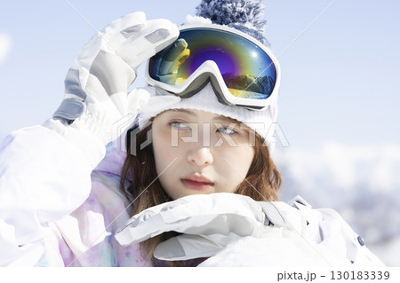 雪を楽しむかわいい女性 130183339