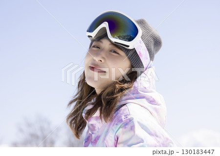 雪山を楽しむかわいい女性 130183447
