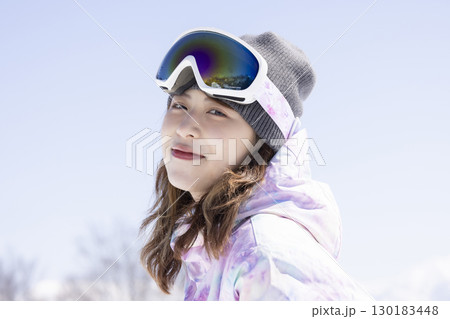 雪山を楽しむかわいい女性 雪山を楽しむかわいい女性 130183448