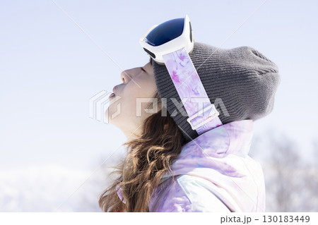 雪山を楽しむかわいい女性 雪山を楽しむかわいい女性 130183449