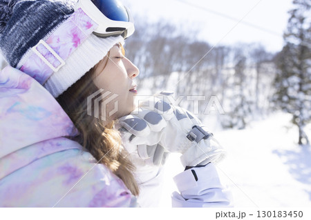 雪山を楽しむかわいい女性 雪山を楽しむかわいい女性 130183450
