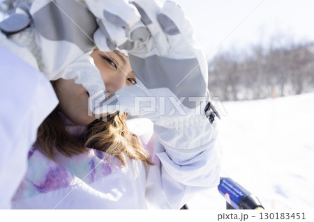 雪山を楽しむかわいい女性 130183451