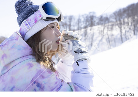 雪山を楽しむかわいい女性 雪山を楽しむかわいい女性 130183452