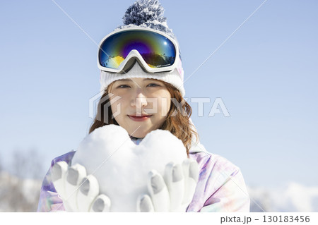 雪山を楽しむかわいい女性 130183456