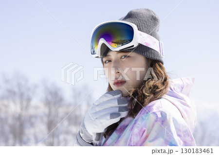 雪山を楽しむかわいい女性 雪山を楽しむかわいい女性 130183461