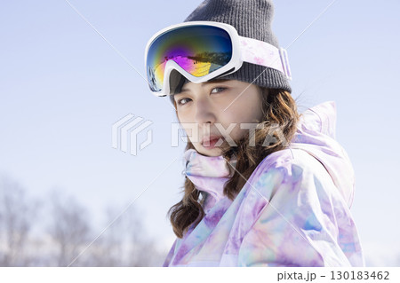 雪山を楽しむかわいい女性 130183462
