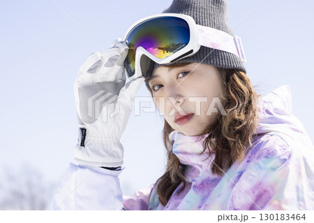 雪山を楽しむかわいい女性 130183464