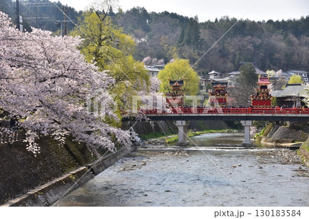 日本の岐阜県高山市　春の高山祭　満開の桜と中橋を渡る屋台　美しい新緑と宮川 130183584