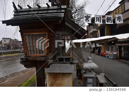 日本の岐阜県の高山市　中心部を流れる宮川と観光名所の宮川朝市　特産品を販売する露店や商店街 130184598