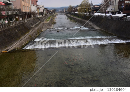 日本の岐阜県の高山市 中心部を流れる宮川と観光名所の宮川朝市 特産品を販売する露店や商店街 日本の岐阜県の高山市 中心部を流れる宮川と観光名所の宮川朝市 特産品を販売する露店や商店街 130184604