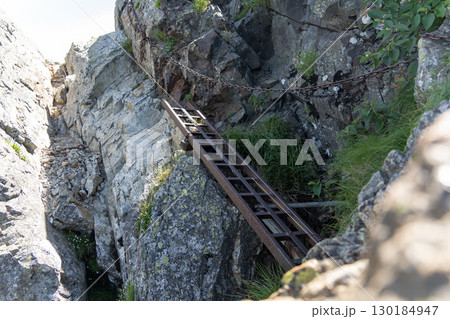 北アルプスの不帰嶮にある梯子橋 130184947