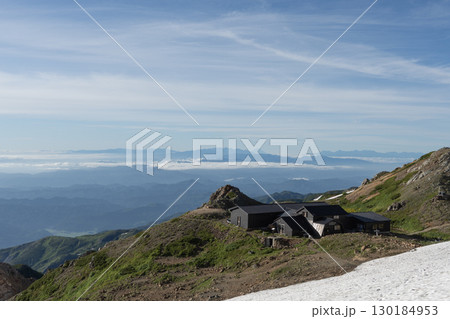 山の上に立つ山小屋 山の上に立つ山小屋 130184953