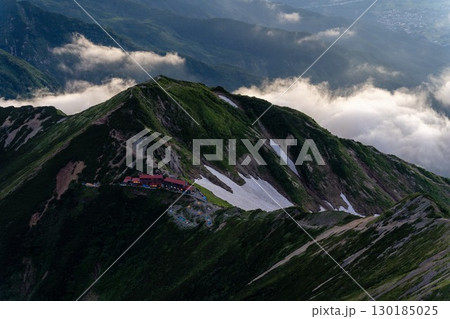 未明の五竜岳頂上から眺める五龍山荘 未明の五竜岳頂上から眺める五龍山荘 130185025