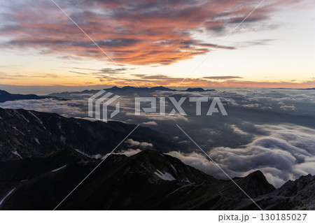五竜岳の頂上から眺める朝焼け 130185027