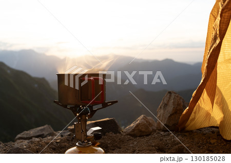 山でキャンプするときの調理風景 130185028