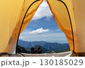 テントの中から眺める美しい山の景色 130185029