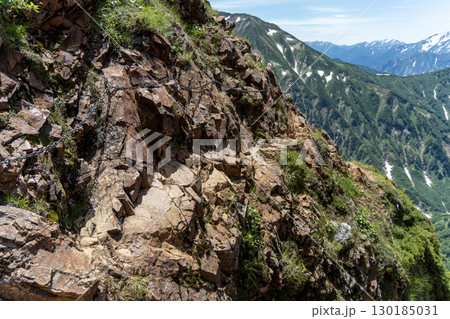 北アルプスの鎖場を通過する 130185031