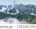 夏の北アルプスの山並みと青空と雲 130185109