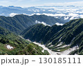 夏の北アルプスの山並みと青空と雲 130185111