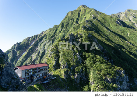北アルプス険しい山並みと八峰キレット小屋 130185113