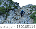 岩場を登る登山者 130185114