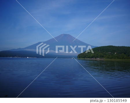 山中湖から見た、夏の雲　蒼い富士山がそびえ立つ　コピースペース 130185549