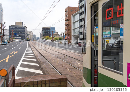 日本の広島の人々の生活に溶け込んだ路面電車の風景 130185556