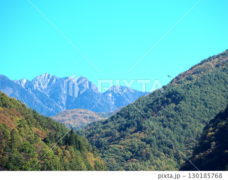紅葉の山々から望む秋の山並み 紅葉の山々から望む秋の山並み 130185768