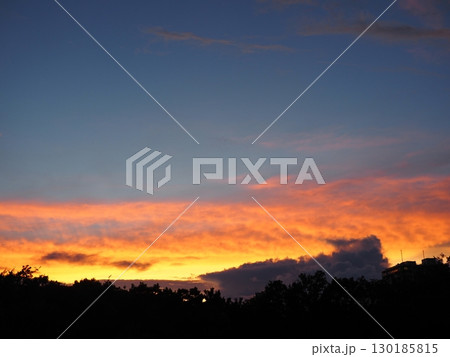 美しい夕焼け　夕焼けの芸術　様々な表情を見せてくれる。　コピースペースに最適 130185815
